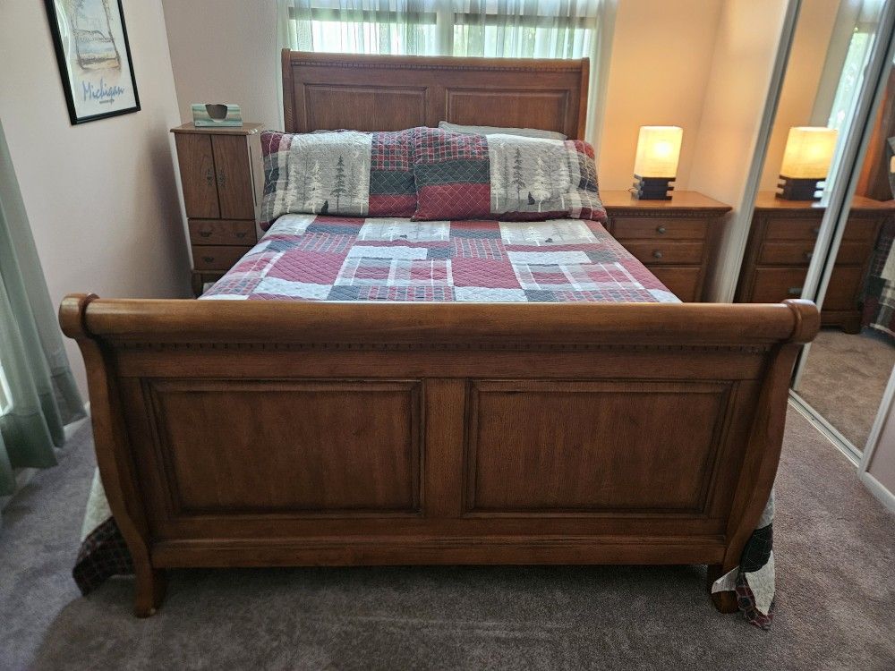Complete Bedroom Set. Lots of Drawers