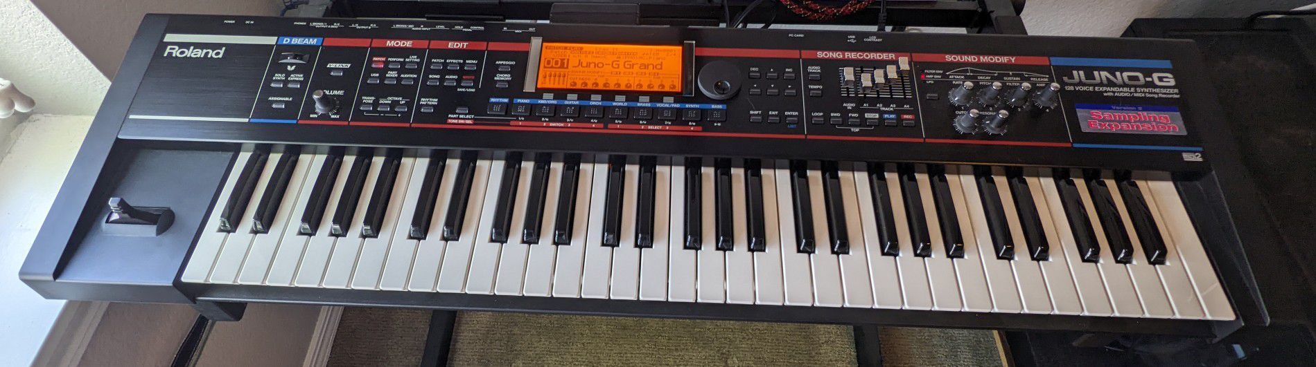 Roland Juno-G keyboard synthesizer
