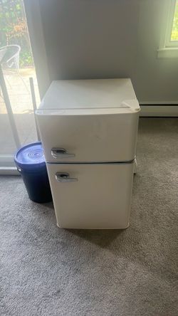 Insignia Mini Fridge - Cream
