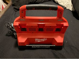 Milwaukee Rapid Charger Multi-Bay Battery Charger