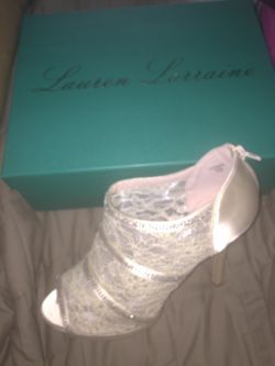 Size 10. Ivory satin and diamond heel