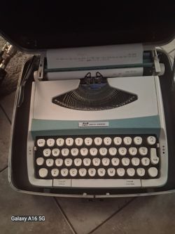 Classic 1970s Smith Corona Classic 12 Manual Portable Typewriter