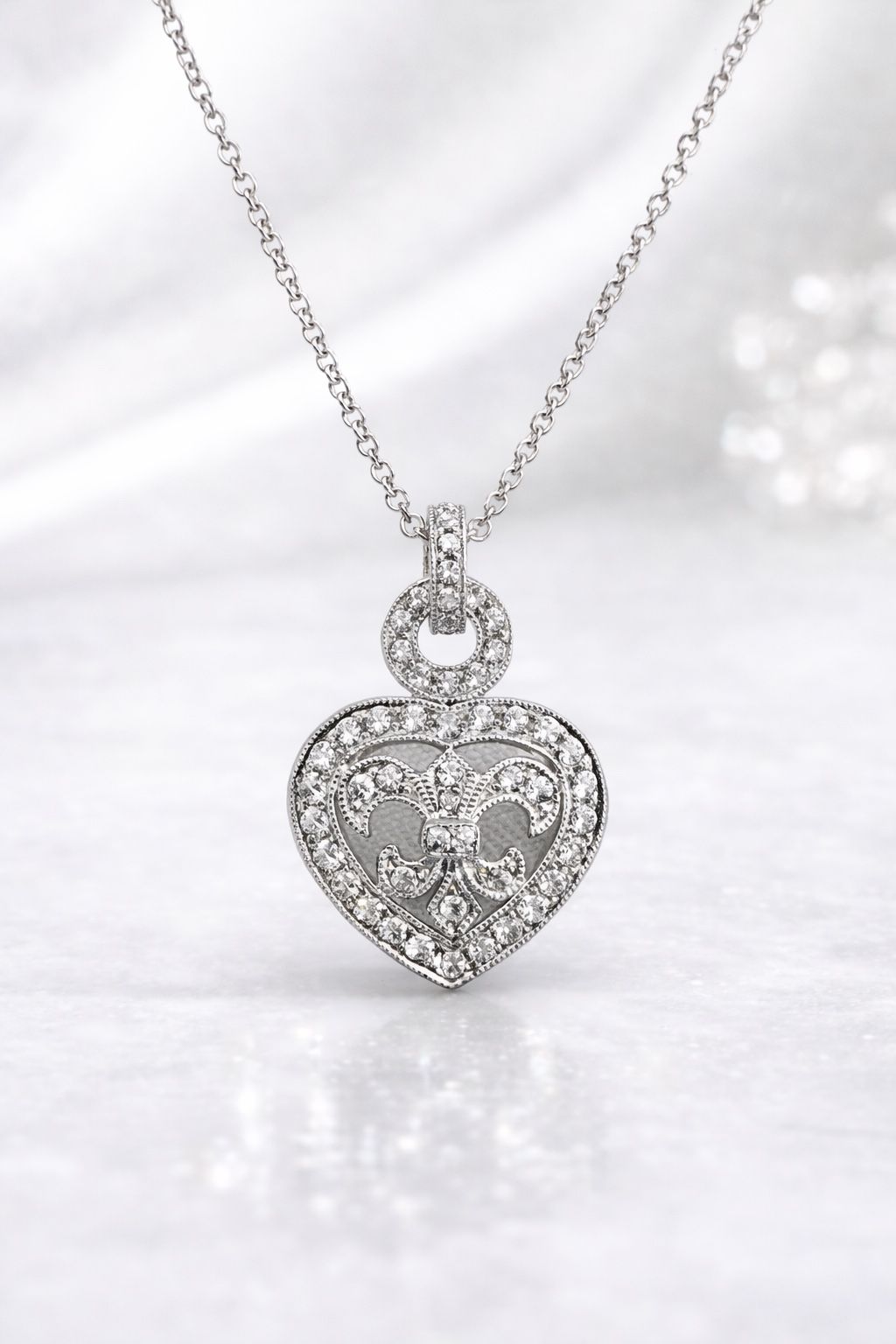 14K WG HEART FLEUR PENDANT
