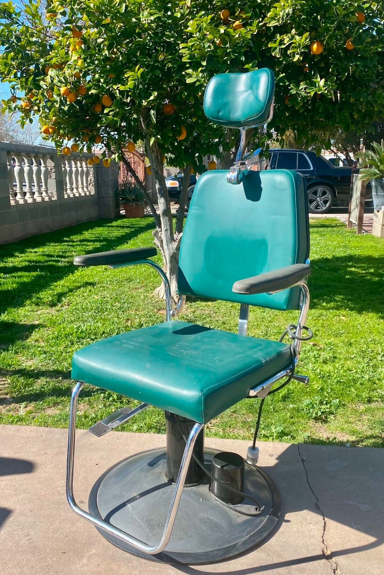 VINTAGE 1980’S HYDRAULIC BARBER/SALON CHAIR