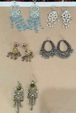 BUNDLE OF 5 PAIRS OF VINTAGE EARRINGS.