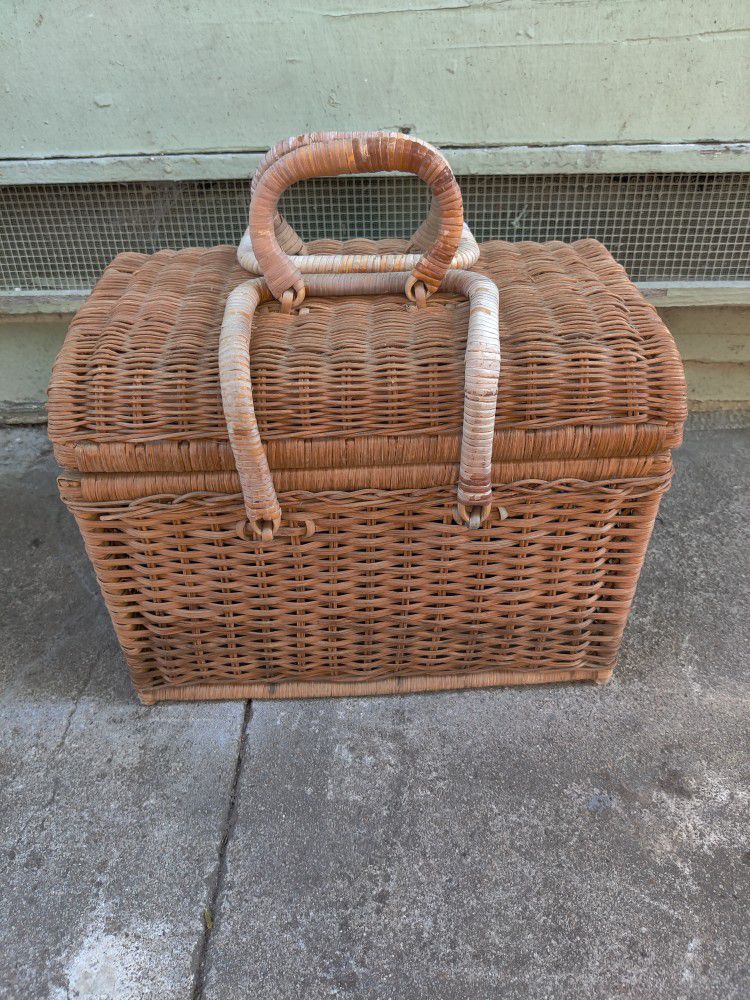 Vintage Picnic Basket 