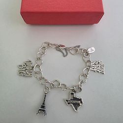 J ames a very b racelet with charms