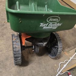 Scotts Turf Builer Broadcast Spreader