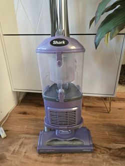 Vacuum Cleaner Shark Navigator Lift away