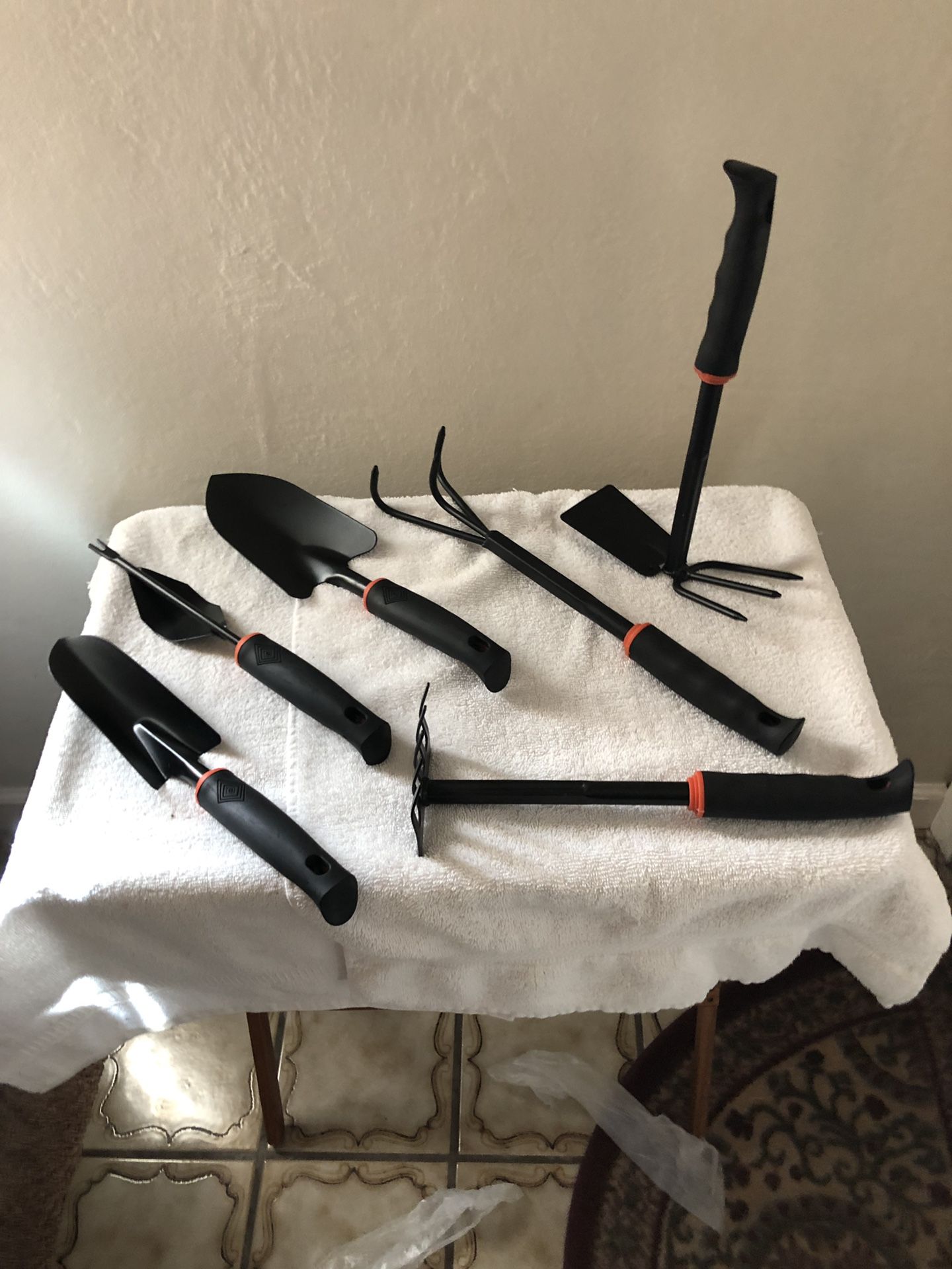 7 pc gardening tools NEW. Includes carry bag and small kneeling pad