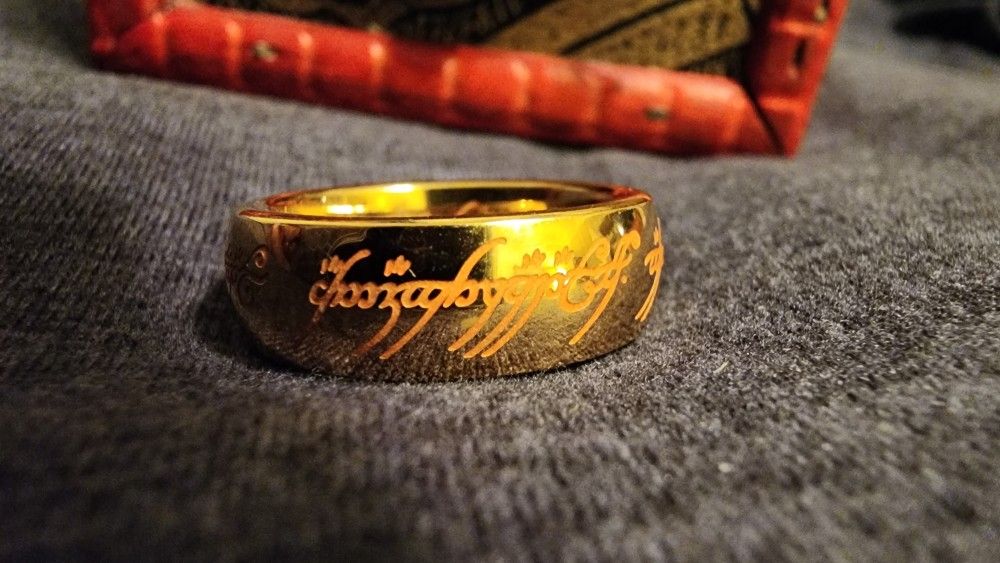 Lord of the rings The one ring in authentic wooden box.Collection item.Stainless steel and luminous. Size 9