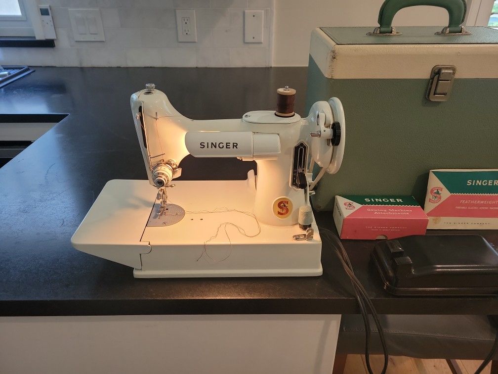 Vintage Singer Featherweight 221k