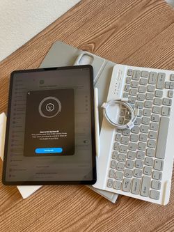 iPad Pro 12.9” (M1 chip / 2021) 5th Generation 128GB with  keyboard case and pen & Accessories