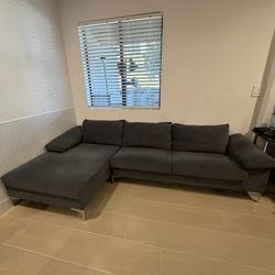 Modern Gray L-Shaped Sectional Sofa with Chaise – Excellent Condition