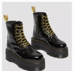 DR MARTENS BOOTS 6 US