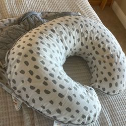 Pottery Barn Boppy With 2 Extra Pillow Cases
