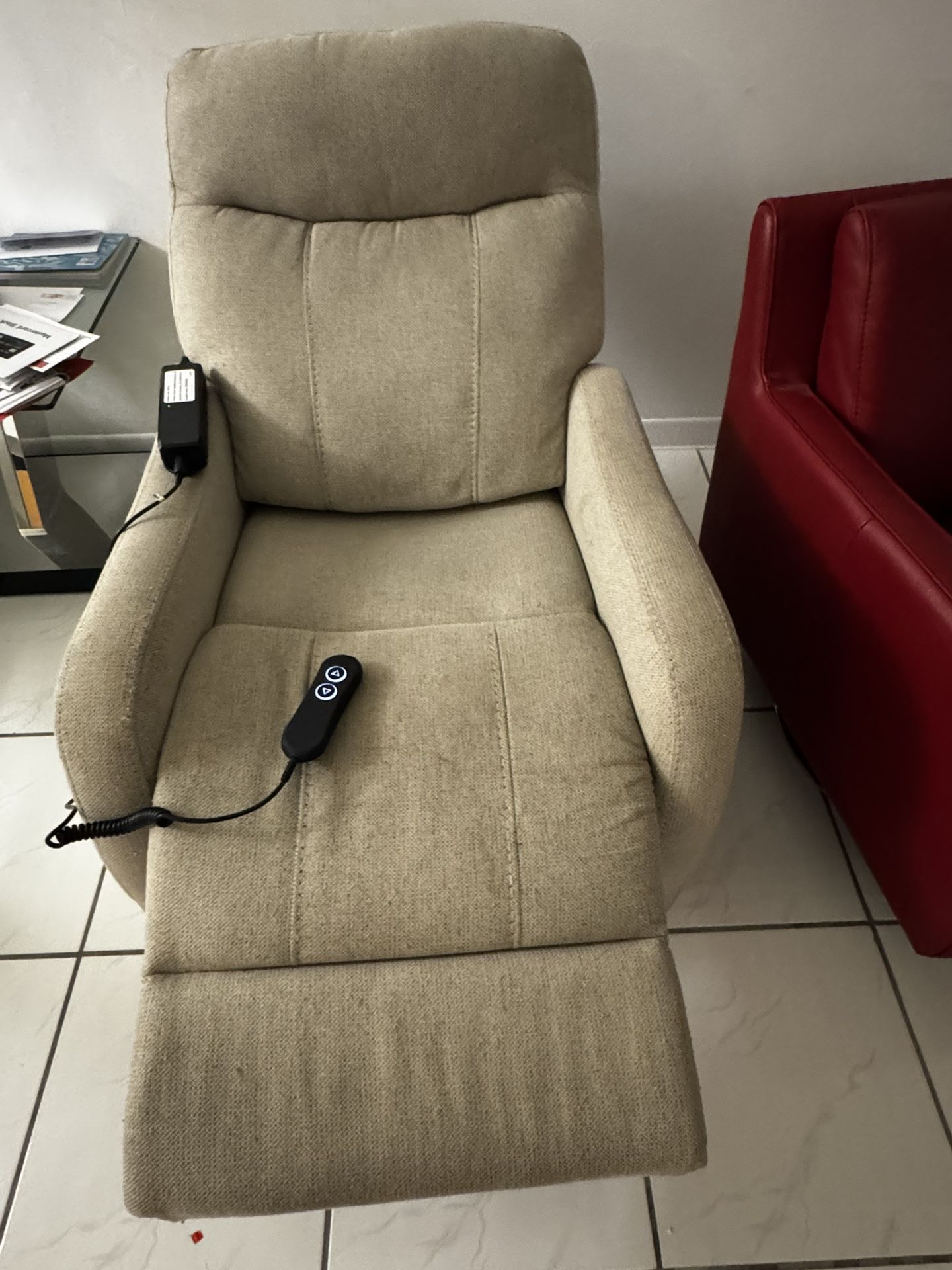 Power recliner chair with electric lift, used in good condition. It is 157 ave and 74 street of SW . Se habla español . 