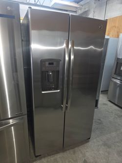 G/E Refrigerator side by side stainless Steel everything works good ✅️