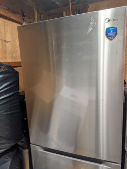 Midea 18.7 Cu Ft Stainless Bottom-Freezer Fridge - Garage Ready