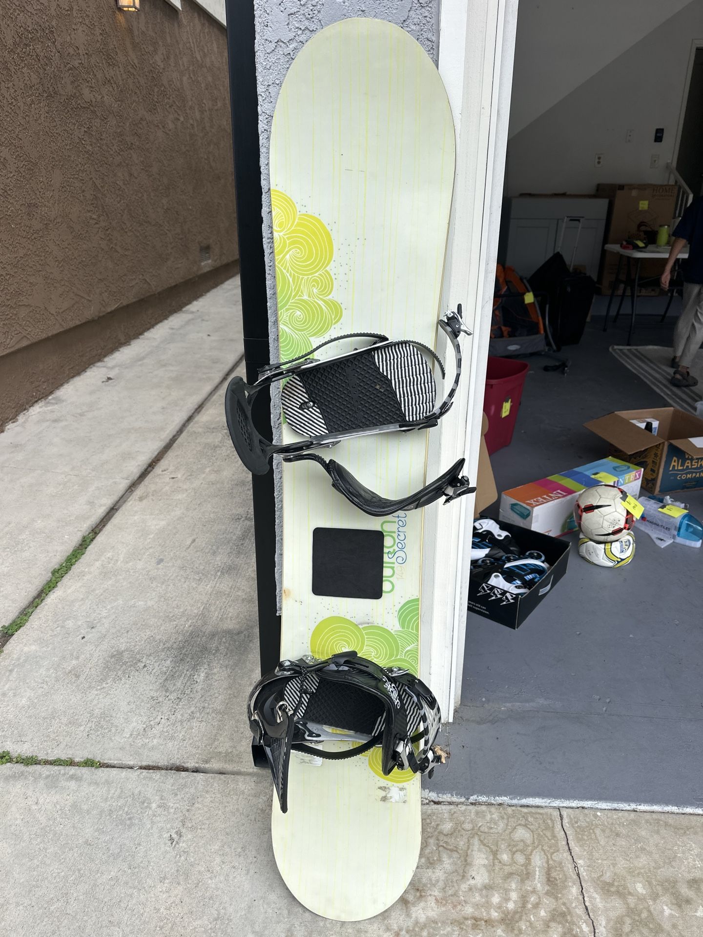 149cm Burton Women’s Snowboard w RIDE Bindings