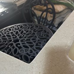 One Table One Chair Must Pick Up