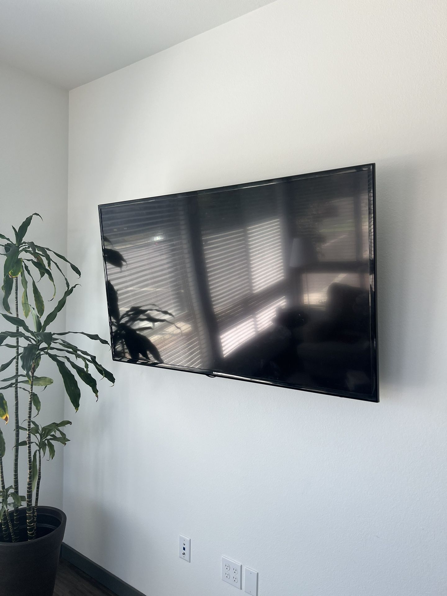 60” Samsung Smart TV With SANUS Full Motion Wall Mount And Amazon Fire Stick Free Subscription For 5 Months