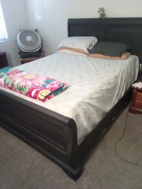 Queen Sleigh Bed