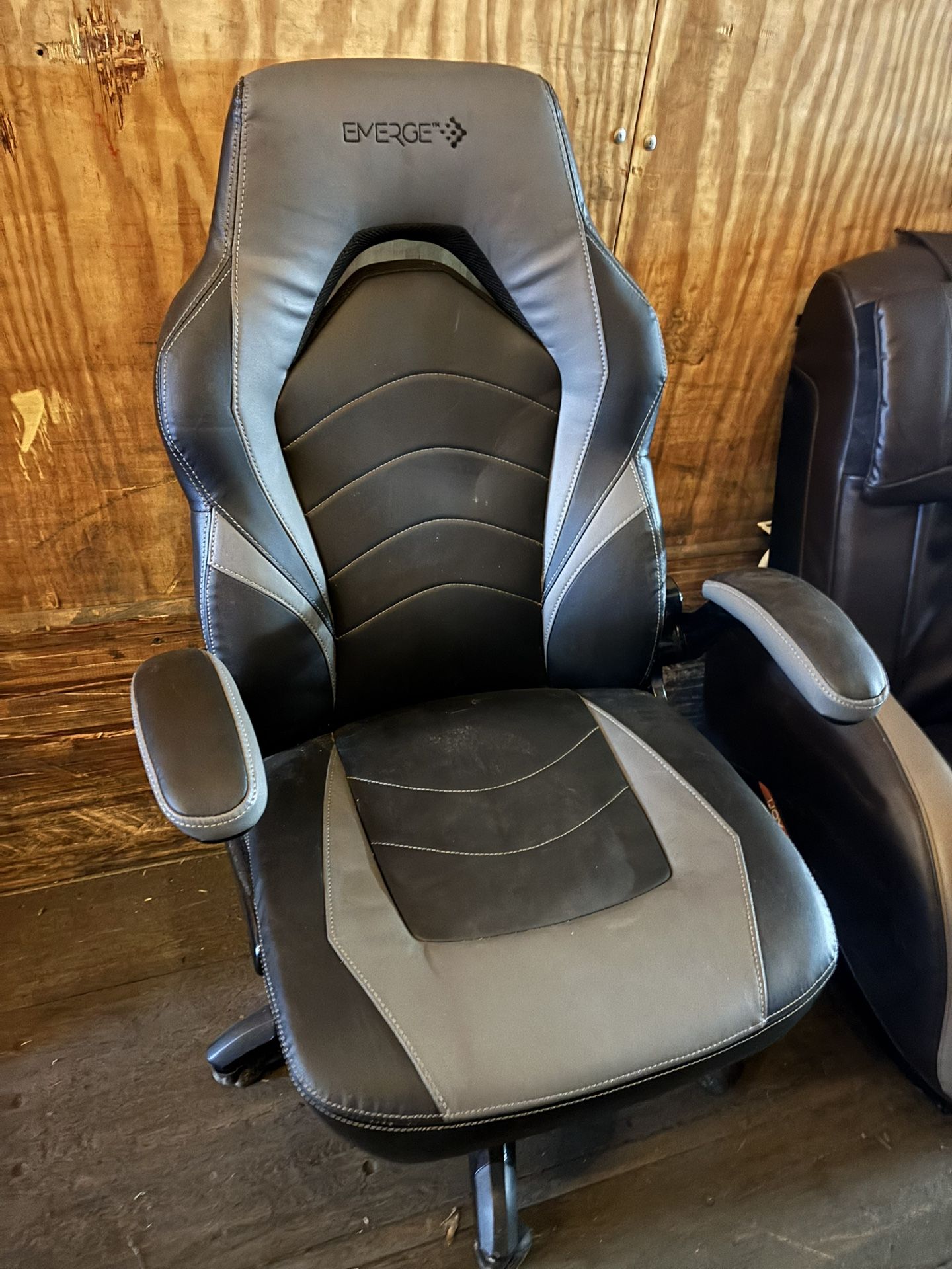 Like New! Staples Emerge Vortex Bonded Leather Ergonomic Gaming Chair (Black/Gray) 