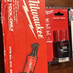 Milwaukee M12 12V Lithium-Ion Cordless 3/8 in. Ratchet with M12 2.0Ah Battery