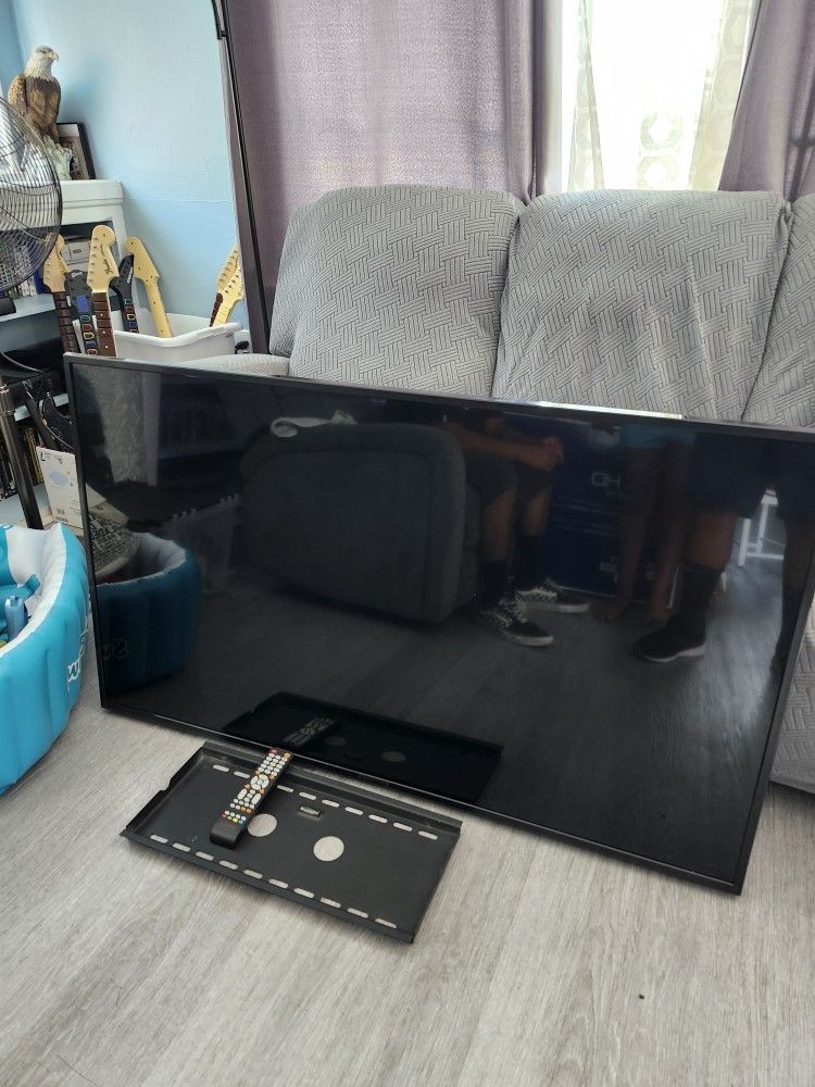 Sceptre 50" flat screen TV clean works 💯 with wall mount