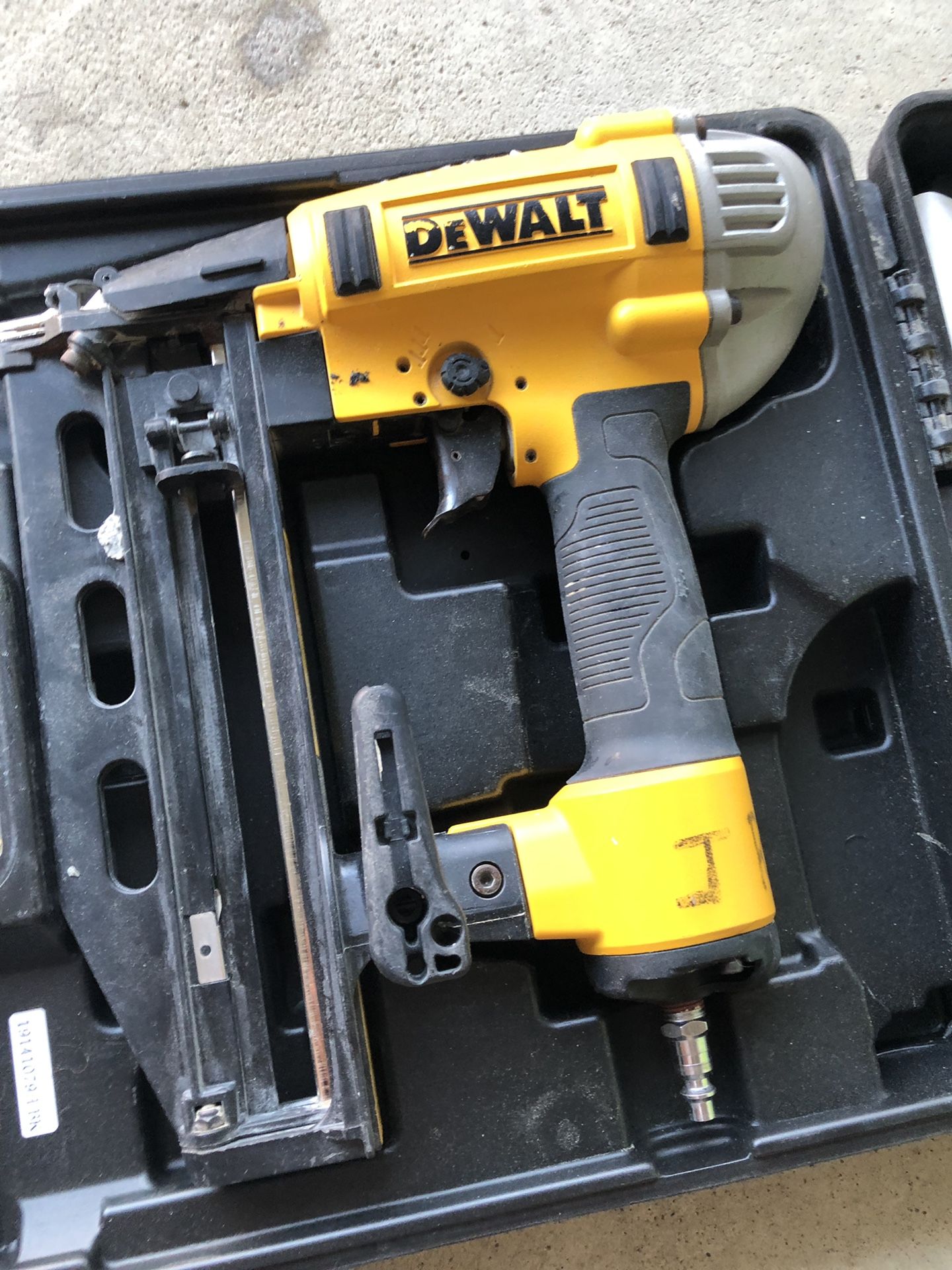 Dewalt nail gun, 16”gauge