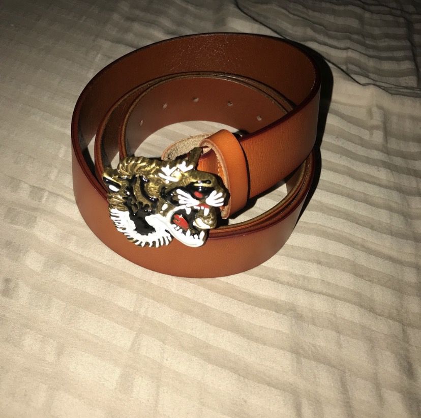 Gucci Leather belt with tiger buckle