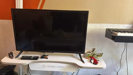 32 inch Ultra HD TV - Used
