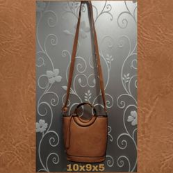 TAN BUCKET STYLE PURSE (READ)