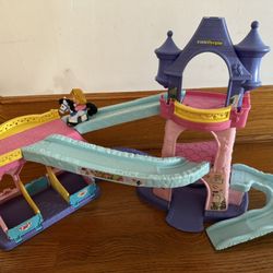 Fisher-Price Little People Klip Klop Castle with Princesses On Horses and Ramps
