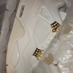 BRAND NEW AIR JORDAN RETRO 4 WHITE AND GOLD. MEN SIZE 9. ASKING FOR $230