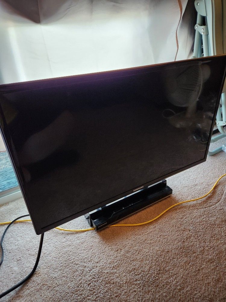 Samsung HG32NA473 32inch Flatscreen TV + DVD player combo