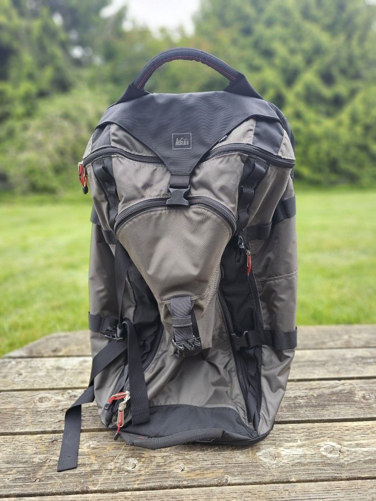 REI TRAVEL DUFFLE W WHEELS