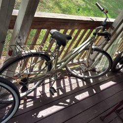 Schwinn Women's Gateway Bicycle 700cc/28" wheels. Touring Hybrid.