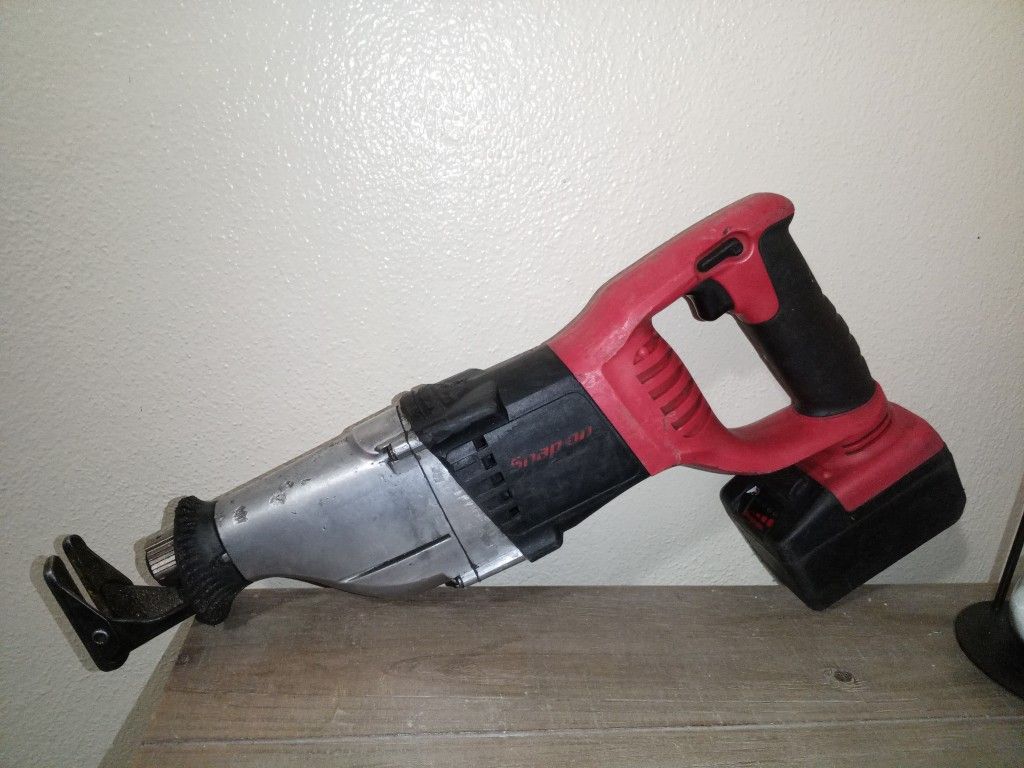 SNAP-ON POWER TOOLS 18V SAWZALL ,COMES WITH ONE BATTERY. IT IS IN GREAT WORKING CONDITION. PRICED TO SELL IMMEDIATELY