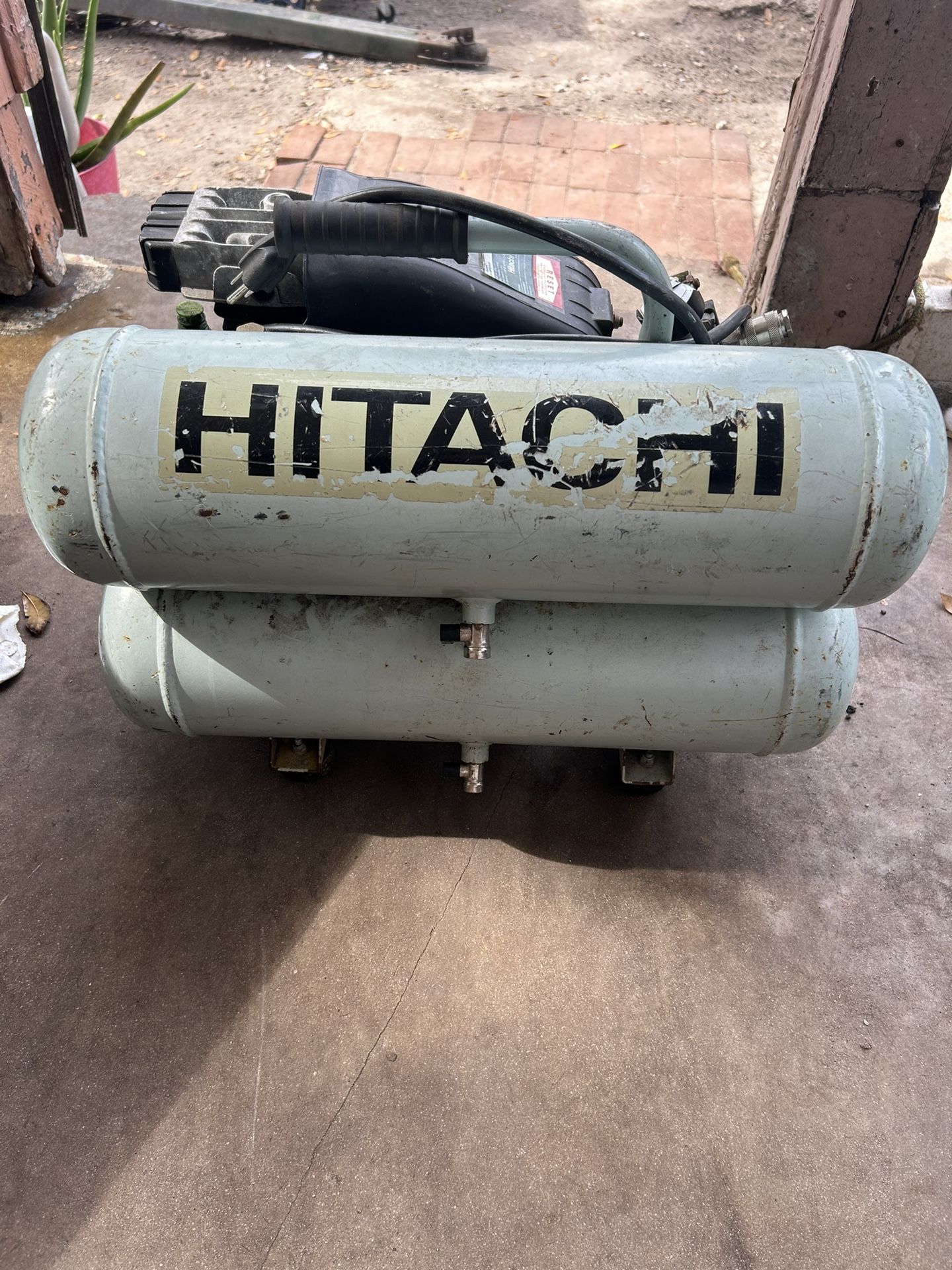 Hitachi EC-89 Air Compressor 4 Gallons 120 Volts 1,3 HP 135 PSI Max 4 CFM Max.