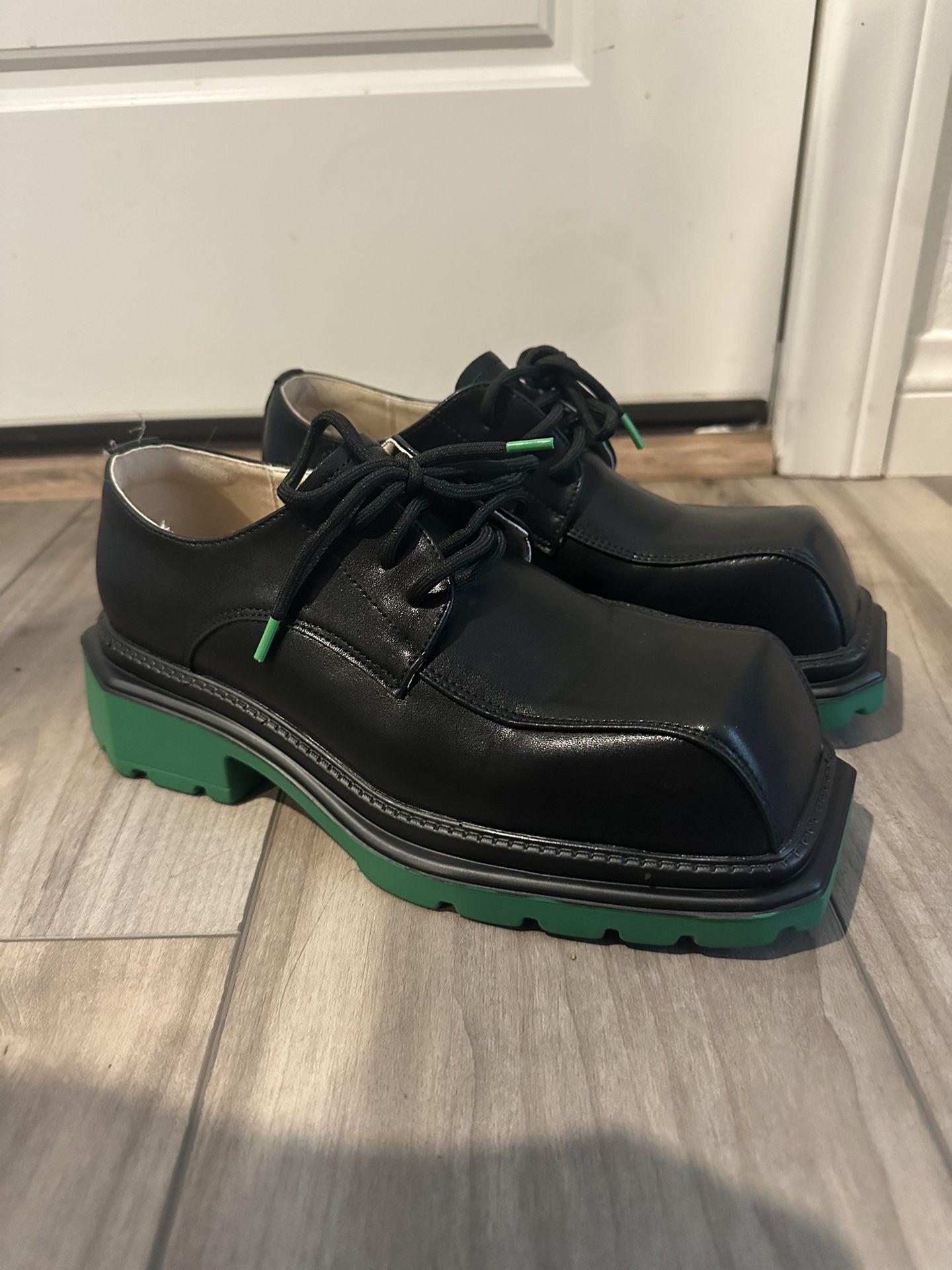 British style square-toe leather shoes with green soles