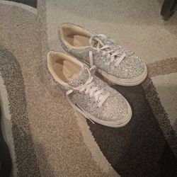 Woman Tennes Shoes Size 7 1/2 