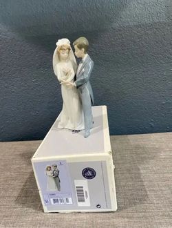 Lladro wedding couple collectible.