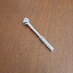 Vintage Husky 24201 1/2" Drive Thumbwheel Knurled Ratchet. Pre-owned, 
good shape, please see photos for details.
Weight 1.5lb plus shipping materials