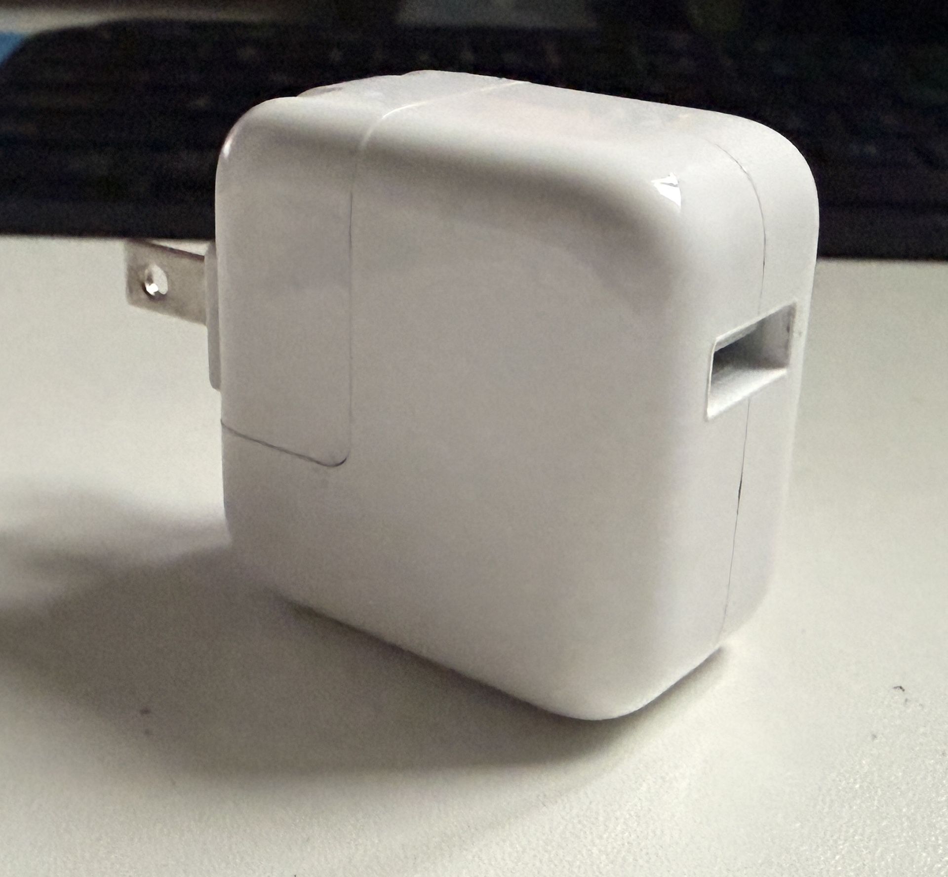 Apple 12W USB Power Adapter With iPhone Charge Cable
