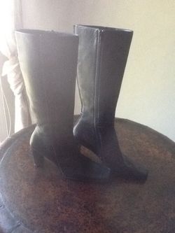 Awsome size 7.5 Ladies Anne Klein Boots