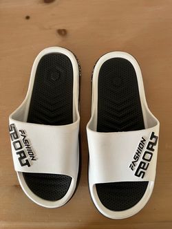 Unisex white slippers