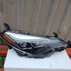 2017-2019 Toyota Corolla Headlight Passenger Side Oem