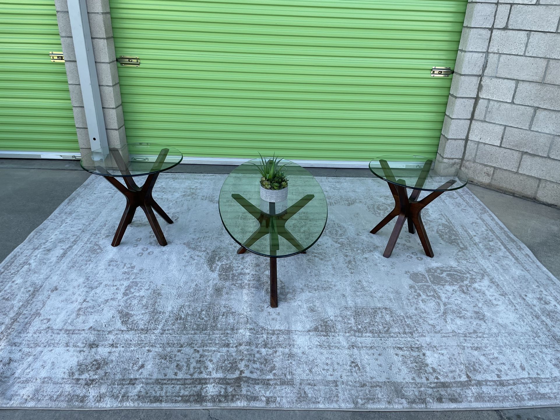 *Free Delivery* Rooms To Go Coffee Table Side Table Set
